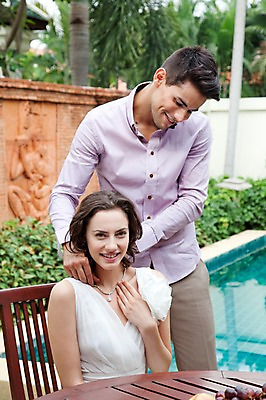 포토 JPG 서양인 외국인 나무 식물 해외기획촬영 라이프스타일 커플 여자 2011년태국 남자 행복 신부 웨딩드레스 포즈 신랑 결혼 프로포즈 의자 목걸이 장신구 모션 탁자 수영장 사랑 서기 미소 웃음 들기 사람 앉기 이벤트 상반신 성인 야외 두명 라이프 30대 기쁨 보석 미니드레스 장년만 성인만 국내포토 드레스 감정 가구 관계 표정 인종 생활 장년 광석 파일형식