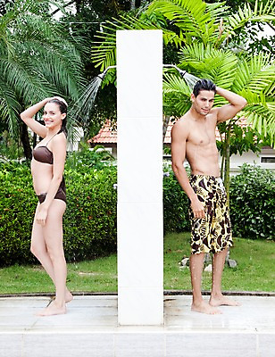 포토 JPG 전신 서양인 외국인 나무 식물 해외기획촬영 라이프스타일 커플 사계절 계절 여자 2011년태국 남자 수영복 여유 여행 포즈 모션 휴가 휴식 수영장 사랑 서기 미소 웃음 사람 성인 야외 두명 라이프 여름 30대 여름휴가 바캉스 비키니 목욕 즐거움 샤워기 샤워시설 샤워장 장년만 성인만 국내포토 옷 감정 컨셉 관계 표정 인종 생활 장년 청결 시설 파일형식 여름_계절