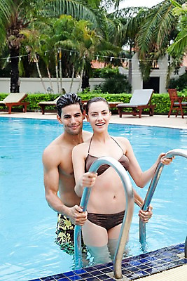 포토 JPG 서양인 외국인 나무 식물 해외기획촬영 라이프스타일 커플 사계절 계절 여자 2011년태국 남자 수영복 여유 여행 포즈 모션 휴가 휴식 수영장 사랑 서기 미소 웃음 사람 상반신 성인 야외 두명 라이프 여름 30대 여름휴가 바캉스 비키니 즐거움 장년만 성인만 국내포토 옷 감정 컨셉 관계 표정 인종 생활 장년 파일형식 여름_계절