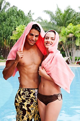 포토 JPG 서양인 외국인 나무 식물 해외기획촬영 라이프스타일 커플 사계절 계절 여자 2011년태국 남자 수영복 여유 여행 포즈 안기 모션 휴가 휴식 수영장 사랑 서기 미소 웃음 들기 사람 상반신 성인 야외 두명 라이프 여름 30대 여름휴가 바캉스 비키니 수건 즐거움 장년만 성인만 국내포토 옷 감정 컨셉 관계 표정 인종 생활 장년 위생용품 파일형식 여름_계절