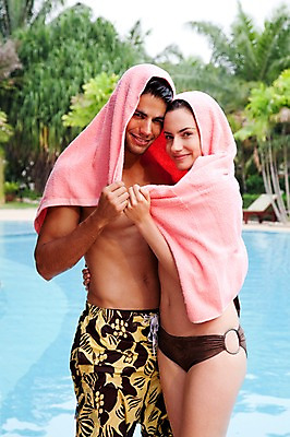 포토 JPG 서양인 외국인 나무 식물 해외기획촬영 라이프스타일 커플 사계절 계절 여자 2011년태국 남자 수영복 여유 여행 포즈 안기 모션 휴가 휴식 수영장 사랑 서기 미소 웃음 들기 사람 상반신 성인 야외 두명 라이프 여름 30대 여름휴가 바캉스 비키니 수건 즐거움 장년만 성인만 국내포토 옷 감정 컨셉 관계 표정 인종 생활 장년 위생용품 파일형식 여름_계절