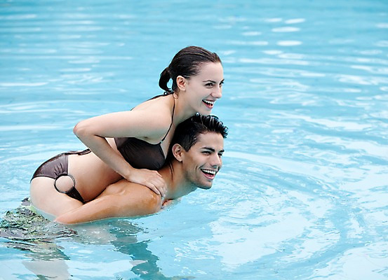 포토 JPG 서양인 외국인 해외기획촬영 라이프스타일 커플 사계절 계절 여자 2011년태국 남자 수영복 여유 여행 포즈 모션 휴가 휴식 수영장 사랑 미소 웃음 사람 상반신 성인 야외 두명 라이프 여름 30대 여름휴가 바캉스 비키니 즐거움 장년만 성인만 국내포토 옷 감정 컨셉 관계 표정 인종 생활 장년 파일형식 여름_계절