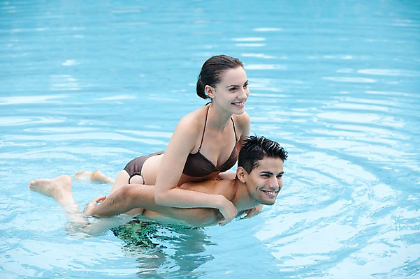 포토 JPG 서양인 외국인 해외기획촬영 라이프스타일 커플 사계절 계절 여자 2011년태국 남자 수영복 여유 여행 포즈 모션 휴가 휴식 수영장 사랑 미소 웃음 사람 상반신 성인 야외 두명 라이프 여름 30대 여름휴가 바캉스 비키니 즐거움 장년만 성인만 국내포토 옷 감정 컨셉 관계 표정 인종 생활 장년 파일형식 여름_계절