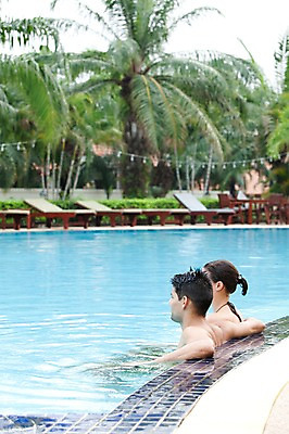 포토 JPG 서양인 외국인 나무 식물 해외기획촬영 라이프스타일 커플 사계절 계절 여자 2011년태국 남자 수영복 여유 여행 포즈 모션 휴가 휴식 수영장 사랑 미소 웃음 사람 성인 야외 두명 라이프 여름 30대 여름휴가 바캉스 비키니 즐거움 장년만 성인만 국내포토 옷 감정 컨셉 관계 표정 인종 생활 장년 파일형식 여름_계절