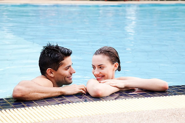 포토 JPG 서양인 외국인 해외기획촬영 라이프스타일 커플 사계절 계절 여자 2011년태국 남자 수영복 여유 여행 포즈 모션 휴가 휴식 수영장 사랑 미소 웃음 사람 성인 야외 두명 라이프 여름 30대 여름휴가 바캉스 비키니 즐거움 장년만 성인만 국내포토 옷 감정 컨셉 관계 표정 인종 생활 장년 파일형식 여름_계절