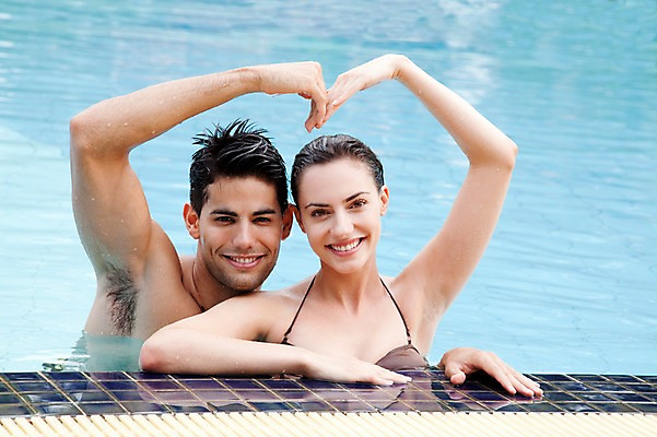 포토 JPG 서양인 외국인 해외기획촬영 라이프스타일 커플 사계절 계절 여자 2011년태국 남자 수영복 여유 여행 포즈 모션 휴가 휴식 수영장 사랑 미소 웃음 사람 손짓 성인 야외 두명 라이프 여름 30대 여름휴가 바캉스 비키니 하트 즐거움 손하트 장년만 성인만 국내포토 모양 옷 감정 컨셉 관계 표정 인종 생활 장년 파일형식 여름_계절