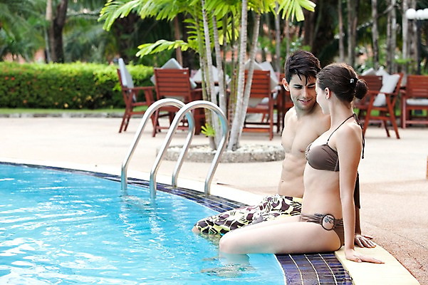포토 JPG 서양인 외국인 나무 식물 해외기획촬영 라이프스타일 커플 사계절 계절 여자 2011년태국 남자 수영복 여유 여행 포즈 모션 휴가 휴식 수영장 사랑 미소 웃음 사람 앉기 상반신 성인 야외 두명 라이프 여름 30대 여름휴가 바캉스 비키니 즐거움 장년만 성인만 국내포토 옷 감정 컨셉 관계 표정 인종 생활 장년 파일형식 여름_계절