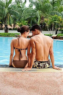 포토 JPG 서양인 외국인 나무 식물 해외기획촬영 라이프스타일 커플 사계절 계절 여자 2011년태국 남자 수영복 여유 여행 포즈 모션 휴가 휴식 수영장 사랑 사람 앉기 상반신 성인 야외 두명 라이프 뒷모습 여름 30대 여름휴가 바캉스 비키니 즐거움 장년만 성인만 국내포토 옷 감정 뷰포인트 컨셉 관계 인종 생활 장년 파일형식 여름_계절