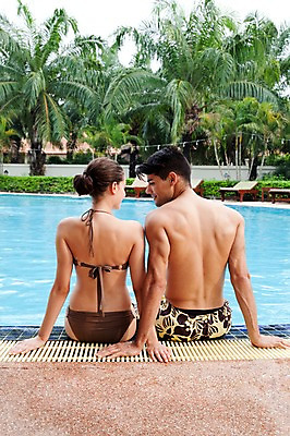 포토 JPG 서양인 외국인 나무 식물 해외기획촬영 라이프스타일 커플 사계절 계절 여자 2011년태국 남자 수영복 여유 여행 포즈 모션 휴가 휴식 수영장 사랑 사람 앉기 상반신 성인 야외 두명 라이프 뒷모습 여름 30대 여름휴가 바캉스 비키니 즐거움 장년만 성인만 국내포토 옷 감정 뷰포인트 컨셉 관계 인종 생활 장년 파일형식 여름_계절