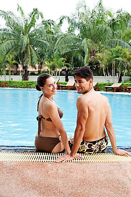 포토 JPG 서양인 외국인 나무 식물 해외기획촬영 라이프스타일 커플 사계절 계절 여자 2011년태국 남자 수영복 여유 여행 포즈 모션 휴가 휴식 수영장 사랑 미소 웃음 사람 앉기 상반신 성인 야외 두명 라이프 여름 30대 여름휴가 바캉스 비키니 즐거움 장년만 성인만 국내포토 옷 감정 컨셉 관계 표정 인종 생활 장년 파일형식 여름_계절