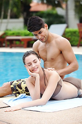 포토 JPG 서양인 외국인 나무 식물 해외기획촬영 라이프스타일 커플 사계절 계절 여자 2011년태국 남자 수영복 여유 엎드리기 여행 포즈 모션 휴가 휴식 수영장 사랑 미소 웃음 사람 앉기 상반신 성인 야외 두명 라이프 여름 30대 여름휴가 바캉스 비키니 수건 눕기 눈감음 턱괴기 오일 즐거움 썬텐오일 장년만 성인만 국내포토 옷 감정 음식 컨셉 관계 표정 인종 생활 장년 위생용품 화장품 파일형식 여름_계절