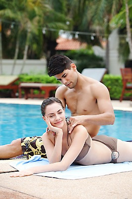 포토 JPG 서양인 외국인 나무 식물 해외기획촬영 라이프스타일 커플 사계절 계절 여자 2011년태국 남자 수영복 여유 엎드리기 여행 포즈 모션 휴가 휴식 수영장 사랑 미소 웃음 사람 앉기 상반신 성인 야외 두명 라이프 여름 30대 여름휴가 바캉스 비키니 수건 눕기 턱괴기 오일 즐거움 썬텐오일 장년만 성인만 국내포토 옷 감정 음식 컨셉 관계 표정 인종 생활 장년 위생용품 화장품 파일형식 여름_계절