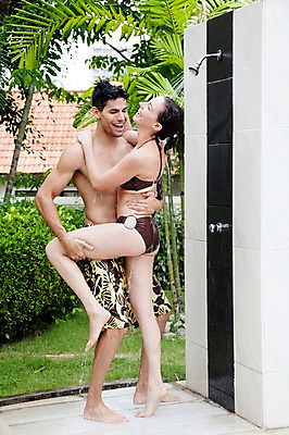 포토 JPG 전신 서양인 외국인 나무 식물 해외기획촬영 라이프스타일 커플 사계절 계절 여자 2011년태국 남자 수영복 여유 여행 포즈 안기 모션 휴가 휴식 수영장 사랑 서기 미소 웃음 사람 성인 야외 두명 라이프 물 여름 30대 여름휴가 바캉스 비키니 목욕 즐거움 샤워기 샤워시설 샤워장 장년만 성인만 국내포토 자연요소 옷 감정 컨셉 관계 표정 인종 생활 장년 청결 시설 파일형식 여름_계절