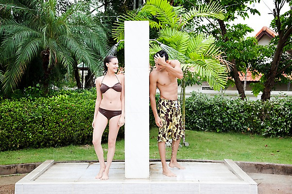 포토 JPG 전신 서양인 외국인 나무 식물 해외기획촬영 라이프스타일 커플 사계절 계절 여자 2011년태국 남자 수영복 여유 여행 포즈 모션 휴가 휴식 수영장 사랑 서기 미소 웃음 사람 성인 야외 두명 라이프 물 여름 30대 여름휴가 바캉스 비키니 목욕 즐거움 샤워기 샤워시설 샤워장 장년만 성인만 국내포토 자연요소 옷 감정 컨셉 관계 표정 인종 생활 장년 청결 시설 파일형식 여름_계절