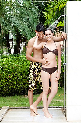 포토 JPG 전신 서양인 외국인 나무 식물 해외기획촬영 라이프스타일 커플 사계절 계절 여자 2011년태국 남자 수영복 여유 여행 포즈 안기 모션 휴가 휴식 수영장 사랑 서기 미소 웃음 사람 성인 야외 두명 라이프 물 여름 30대 여름휴가 바캉스 비키니 목욕 즐거움 샤워기 샤워시설 샤워장 장년만 성인만 국내포토 자연요소 옷 감정 컨셉 관계 표정 인종 생활 장년 청결 시설 파일형식 여름_계절