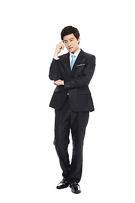 포토 JPG 스튜디오촬영 전신 라이프스타일 남자 맨라이프 포즈 생각 비즈니스 모션 실내 한명 서기 누끼 사람 동양인 정장 손짓 20대 성인 라이프 비즈니스라이프 팔짱 한국인 직장인 비즈니스맨 고민 남자만 남자한명만 성인남자만 청년만 청년남자만 청년남자한명만 성인한명만 성인남자한명만 성인만 국내포토 직업 1 옷 감정 인종 청년 내부 생활 파일형식