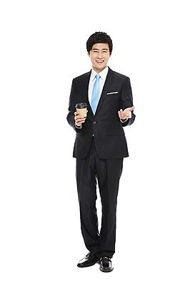 포토 JPG 스튜디오촬영 전신 라이프스타일 남자 커피 음료 맨라이프 포즈 비즈니스 모션 티타임 휴식 실내 한명 서기 미소 웃음 들기 누끼 사람 동양인 정장 손짓 20대 성인 라이프 비즈니스라이프 한국인 직장인 비즈니스맨 남자만 남자한명만 성인남자만 청년만 청년남자만 청년남자한명만 성인한명만 성인남자한명만 성인만 국내포토 직업 1 옷 컨셉 표정 인종 청년 내부 생활 파일형식