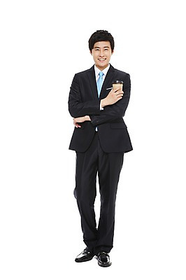 포토 JPG 스튜디오촬영 전신 라이프스타일 남자 커피 음료 맨라이프 포즈 비즈니스 모션 티타임 휴식 실내 한명 서기 미소 웃음 들기 누끼 사람 동양인 정장 20대 성인 라이프 비즈니스라이프 팔짱 한국인 직장인 비즈니스맨 남자만 남자한명만 성인남자만 청년만 청년남자만 청년남자한명만 성인한명만 성인남자한명만 성인만 국내포토 직업 1 옷 컨셉 표정 인종 청년 내부 생활 파일형식