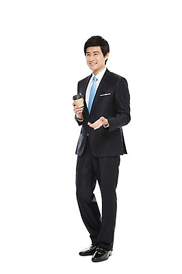 포토 JPG 스튜디오촬영 전신 라이프스타일 남자 커피 음료 맨라이프 포즈 비즈니스 모션 티타임 휴식 실내 한명 서기 미소 웃음 들기 누끼 사람 동양인 정장 손짓 20대 성인 라이프 비즈니스라이프 한국인 직장인 비즈니스맨 남자만 남자한명만 성인남자만 청년만 청년남자만 청년남자한명만 성인한명만 성인남자한명만 성인만 국내포토 직업 1 옷 컨셉 표정 인종 청년 내부 생활 파일형식