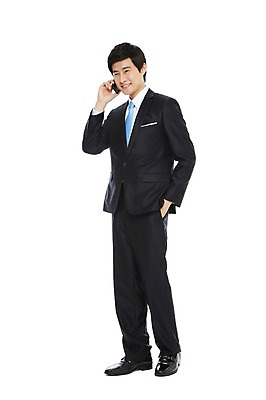 포토 JPG 스튜디오촬영 전신 라이프스타일 남자 맨라이프 포즈 비즈니스 모션 실내 한명 서기 미소 웃음 들기 누끼 사람 동양인 정장 20대 성인 라이프 비즈니스라이프 스마트폰 핸드폰 한국인 업무 직장인 비즈니스맨 작업실 통화 남자만 남자한명만 성인남자만 청년만 청년남자만 청년남자한명만 성인한명만 성인남자한명만 성인만 국내포토 직업 1 옷 표정 인종 청년 내부 생활 전자제품 스마트기기 작업 파일형식