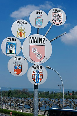 포토 JPG 나무 구름 해외풍경 해외 유럽 나라 가로등 하늘 독일 풍경 사람없음 야외 관광지 세계 도시 표지판 가로수 마인츠 국내포토 자연요소 식물 공공시설 여행 알림판 파일형식