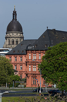 포토 JPG 나무 해외풍경 해외 유럽 나라 독일 풍경 사람없음 야외 건물 관광지 세계 교회 도시 마인츠 국내포토 식물 건축물 여행 종교건축 파일형식