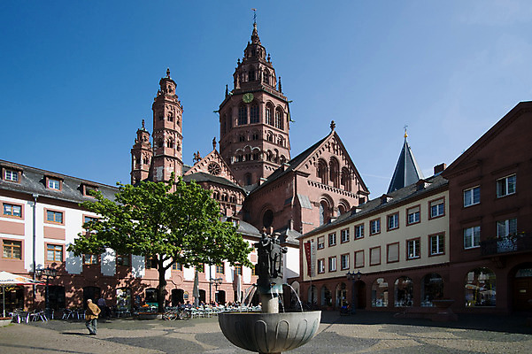 포토 JPG 해외풍경 해외 유럽 나라 거리 독일 풍경 야외 건물 관광지 세계 도시 보행자 분수 대성당 마인츠 국내포토 건축물 여행 성당 파일형식