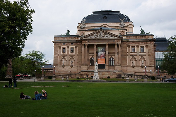 포토 JPG 나무 해외풍경 해외 유럽 나라 독일 풍경 잔디 초원 야외 건물 관광지 세계 도시 비스바덴 주립극장 국내포토 식물 건축물 여행 극장 파일형식