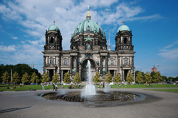 포토 JPG 나무 구름 해외풍경 해외 유럽 나라 하늘 독일 풍경 야외 건물 관광지 세계 성당 도시 보행자 분수 광장 대성당 베를린 국내포토 자연요소 식물 건축물 여행 종교건축 파일형식