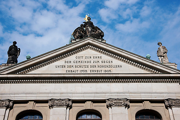 포토 JPG 구름 해외풍경 해외 유럽 나라 하늘 독일 풍경 사람없음 야외 건물 관광지 세계 동상 조각상 성당 도시 베를린 프랑스대성당 국내포토 자연요소 건축물 여행 종교건축 조형물 기념물 파일형식