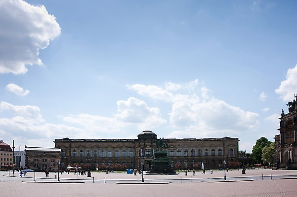 포토 JPG 구름 해외풍경 해외 유럽 나라 하늘 독일 풍경 야외 건물 관광지 세계 도시 보행자 광장 드레스덴 국내포토 자연요소 건축물 여행 파일형식