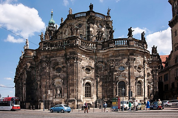 포토 JPG 외국인 해외풍경 해외 유럽 나라 자동차 거리 독일 풍경 여러명 야외 건물 관광지 세계 궁전 도시 보행자 드레스덴 츠빙거궁전 국내포토 건축물 육상교통 여행 다수 고건축 사람 인종 파일형식