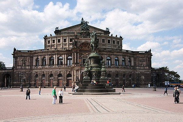포토 JPG 외국인 구름 해외풍경 해외 유럽 나라 하늘 독일 풍경 여러명 야외 건물 관광지 세계 도시 광장 드레스덴 국내포토 자연요소 건축물 여행 다수 사람 인종 파일형식