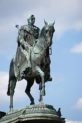 포토 JPG 구름 해외풍경 해외 유럽 나라 조각 하늘 독일 풍경 사람없음 야외 관광지 세계 동상 도시 드레스덴 아우구스트동상 조각_조소 국내포토 자연요소 여행 조형물 기념물 조소 파일형식