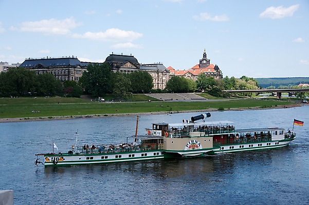포토 JPG 해외풍경 해외 유럽 나라 독일 풍경 사람없음 야외 건물 관광지 세계 도시 강가 유람선 드레스덴 선박 국내포토 건축물 여행 수상교통 배_교통 강 파일형식