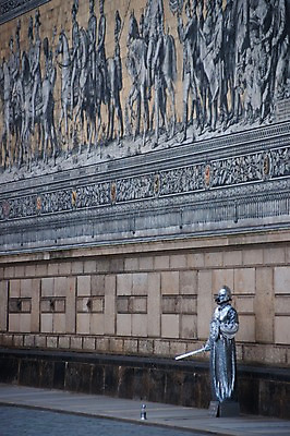 포토 JPG 해외풍경 해외 유럽 나라 벽 조각 독일 사람없음 야외 관광지 세계 군인 도시 벽화 병정 갑옷 드레스덴 슈탈호프 조각_조소 국내포토 직업 여행 풍경 보호장비 그림 국군 조소 파일형식