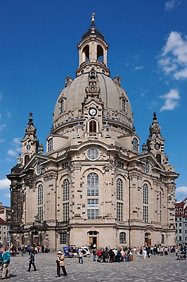 포토 JPG 외국인 해외풍경 해외 유럽 나라 거리 독일 풍경 야외 건물 관광지 세계 교회 도시 보행자 드레스덴 국내포토 건축물 여행 종교건축 인종 파일형식