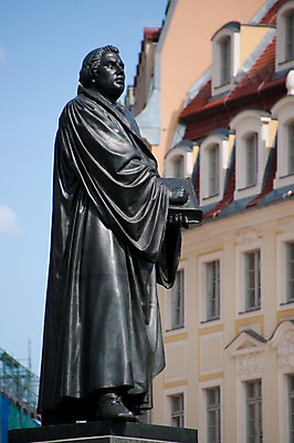 포토 JPG 해외풍경 해외 유럽 나라 조각 독일 풍경 사람없음 야외 건물 관광지 세계 동상 도시 드레스덴 루터동상 조각_조소 국내포토 건축물 여행 조형물 기념물 조소 파일형식