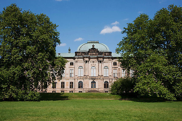 포토 JPG 나무 해외풍경 해외 유럽 나라 독일 풍경 잔디 초원 사람없음 야외 건물 관광지 세계 정원 일본 도시 드레스덴 국내포토 식물 건축물 아시아 여행 파일형식