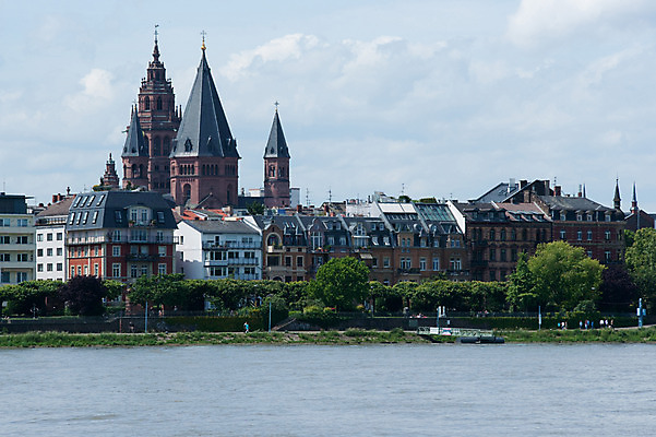 포토 JPG 나무 해외풍경 해외 유럽 나라 독일 풍경 사람없음 야외 건물 관광지 강 세계 성당 도시 대성당 마인츠 국내포토 식물 건축물 여행 종교건축 파일형식