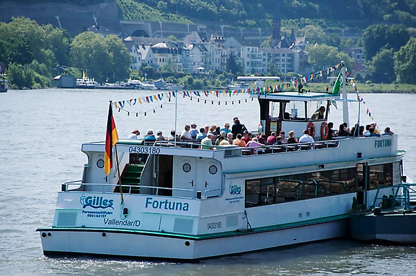 포토 JPG 외국인 해외풍경 해외 유럽 나라 독일 풍경 여러명 야외 관광지 강 세계 여행객 도시 유람선 코블렌츠 선박 국내포토 여행 다수 수상교통 배_교통 사람 인종 파일형식