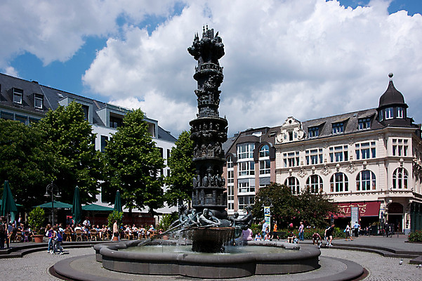 포토 JPG 외국인 나무 해외풍경 해외 유럽 나라 독일 풍경 야외 건물 관광지 세계 도시 보행자 분수 코블렌츠 조각_조소 국내포토 식물 건축물 여행 인종 조소 파일형식