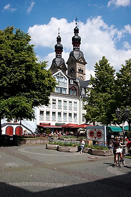 포토 JPG 외국인 나무 해외풍경 해외 유럽 나라 거리 독일 풍경 야외 건물 관광지 세계 성당 도시 보행자 성마리엔대성당 코블렌츠 국내포토 식물 건축물 여행 종교건축 인종 파일형식