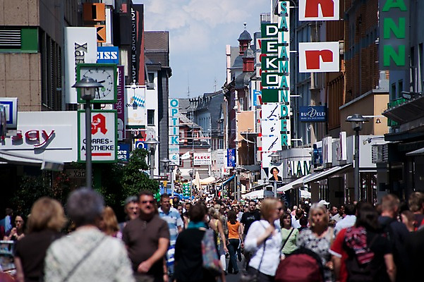 포토 JPG 외국인 해외풍경 해외 유럽 나라 가로등 거리 간판 독일 풍경 여러명 야외 관광지 세계 도시 보행자 코블렌츠 국내포토 공공시설 여행 다수 사람 인종 파일형식