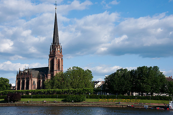 포토 JPG 나무 구름 해외풍경 해외 유럽 나라 하늘 독일 풍경 사람없음 야외 관광지 세계 교회 도시 강가 프랑크푸르트 국내포토 자연요소 식물 여행 종교건축 건물 강 파일형식