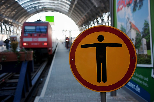 포토 JPG 해외풍경 해외 유럽 나라 독일 풍경 사람없음 야외 관광지 세계 기차 도시 표지판 역 플랫폼 마인츠 국내포토 육상교통 여행 교통시설 대중교통 알림판 파일형식