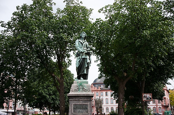 포토 JPG 해외풍경 해외 유럽 나라 조각 독일 풍경 사람없음 야외 건물 관광지 세계 동상 도시 마인츠 쉴러동상 조각_조소 국내포토 건축물 여행 조형물 기념물 조소 파일형식