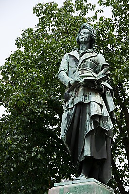 포토 JPG 나무 해외풍경 해외 유럽 나라 조각 독일 풍경 사람없음 야외 관광지 세계 동상 도시 마인츠 쉴러동상 조각_조소 국내포토 식물 여행 조형물 기념물 조소 파일형식