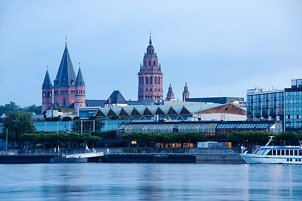 포토 JPG 해외풍경 해외 유럽 나라 독일 풍경 사람없음 야외 건물 관광지 강 세계 도시 대성당 마인츠대성당 선박 국내포토 건축물 여행 수상교통 성당 파일형식