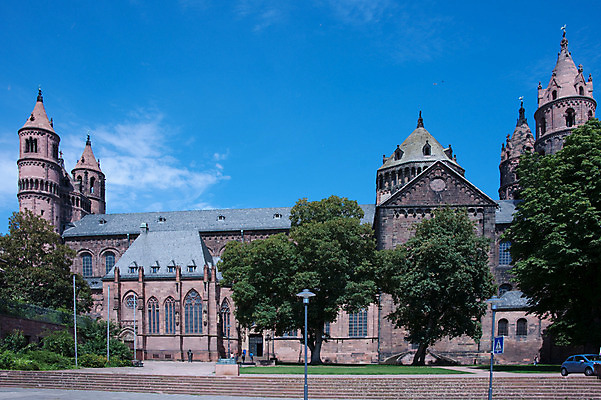 포토 JPG 나무 해외풍경 해외 유럽 나라 가로등 독일 풍경 사람없음 야외 건물 관광지 세계 도시 대성당 보름스 보름스대성당 국내포토 식물 건축물 공공시설 여행 성당 파일형식